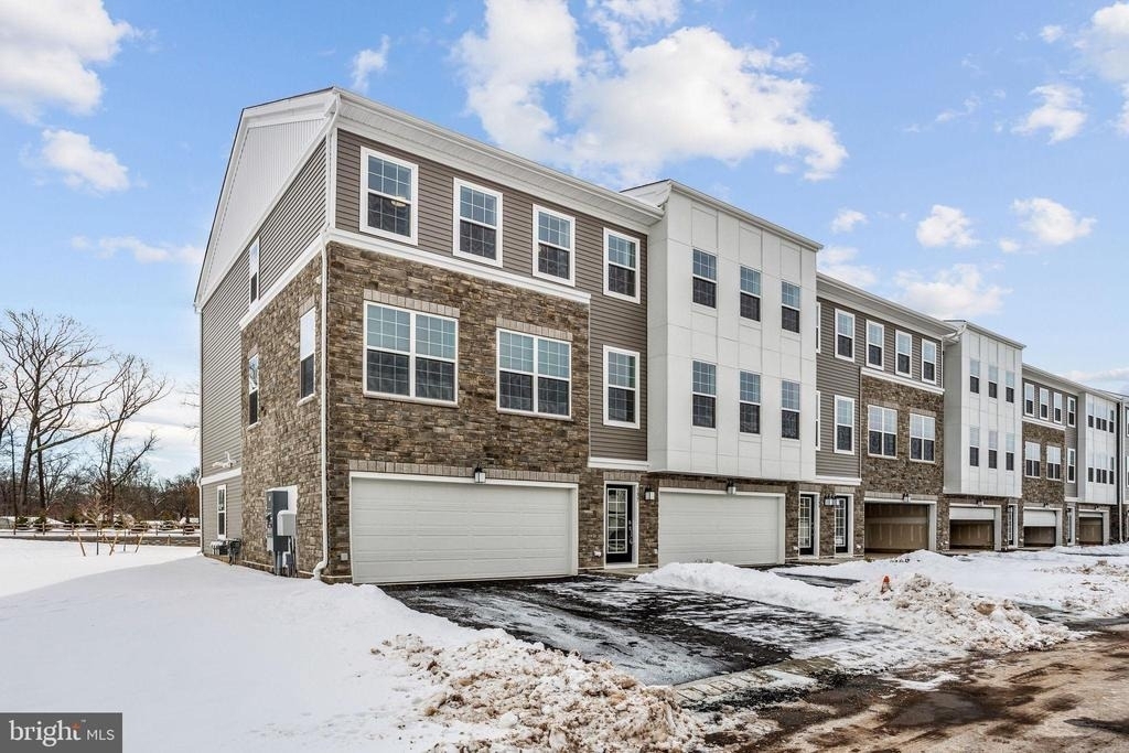 137 Ada Hightower Avenue - Photo 0