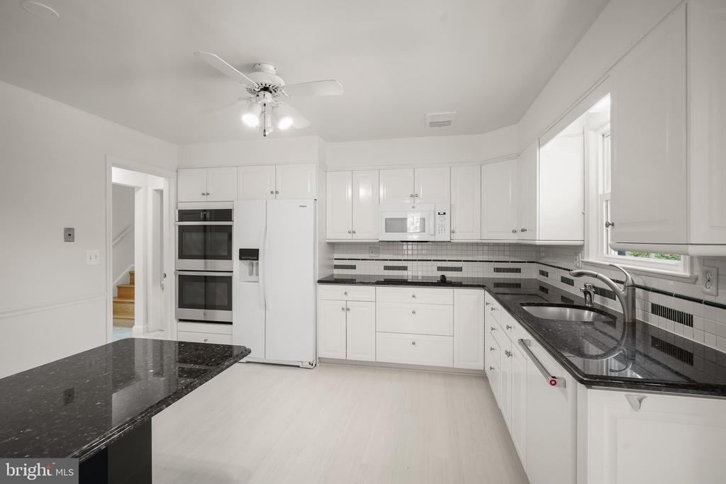 7109 Radnor Road - Photo 10