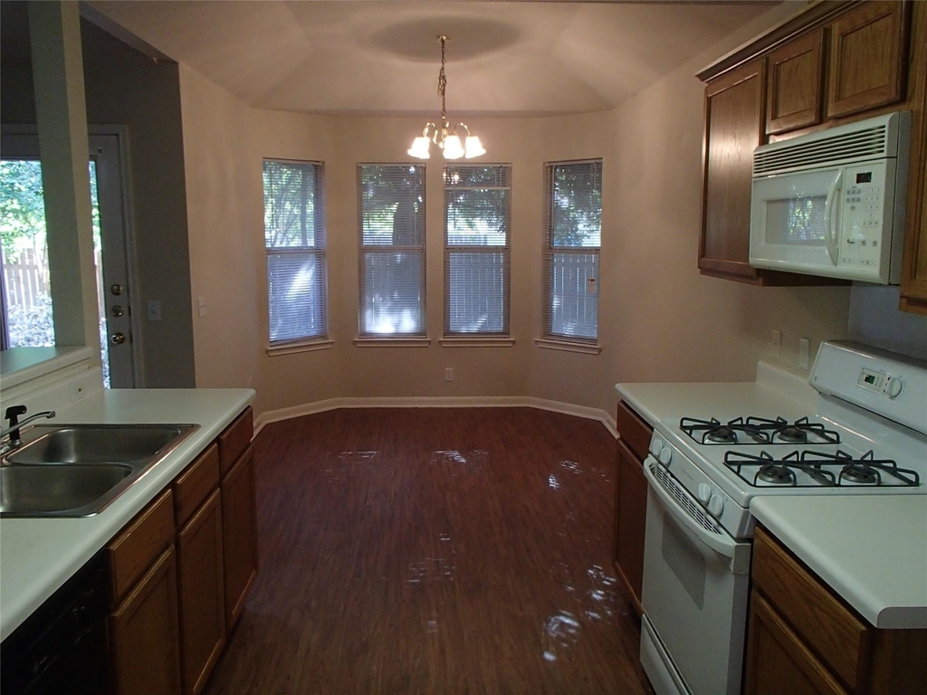 208 Juniper St - Photo 6