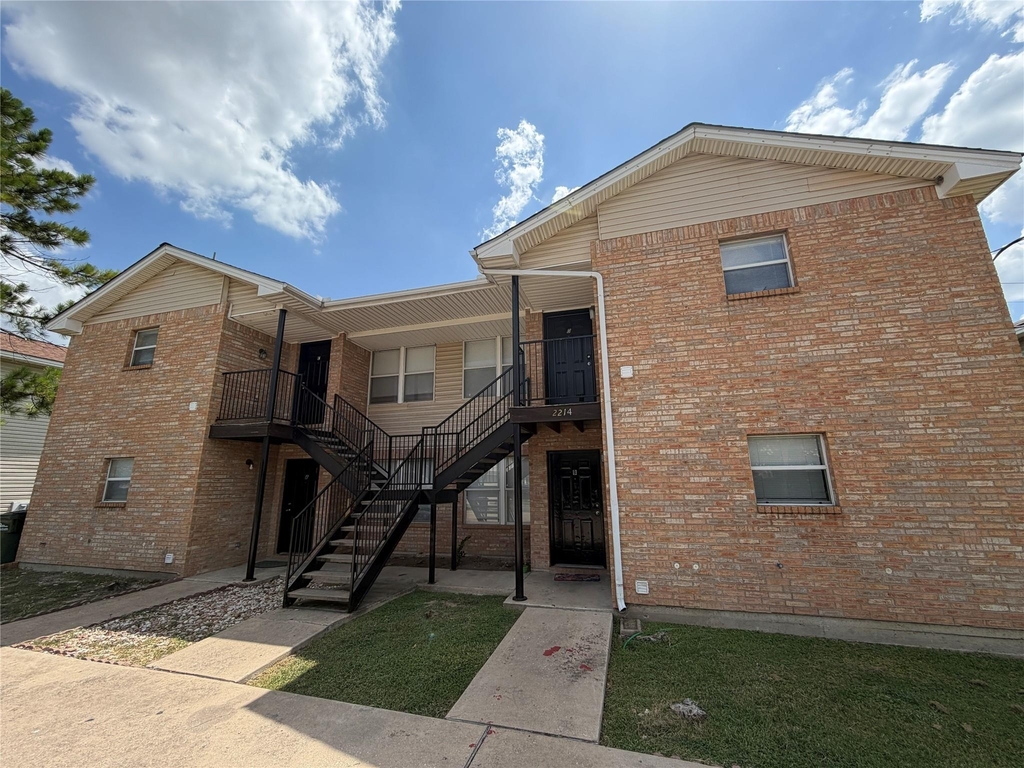 2214 Katy Ln - Photo 0