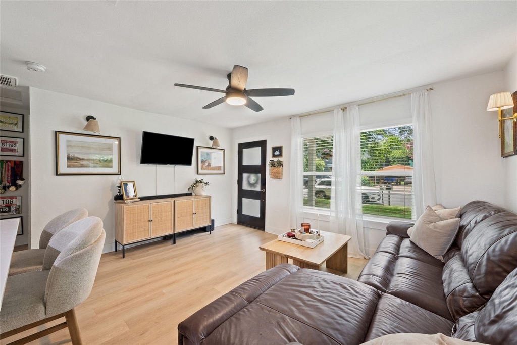 1103 Brass St - Photo 4