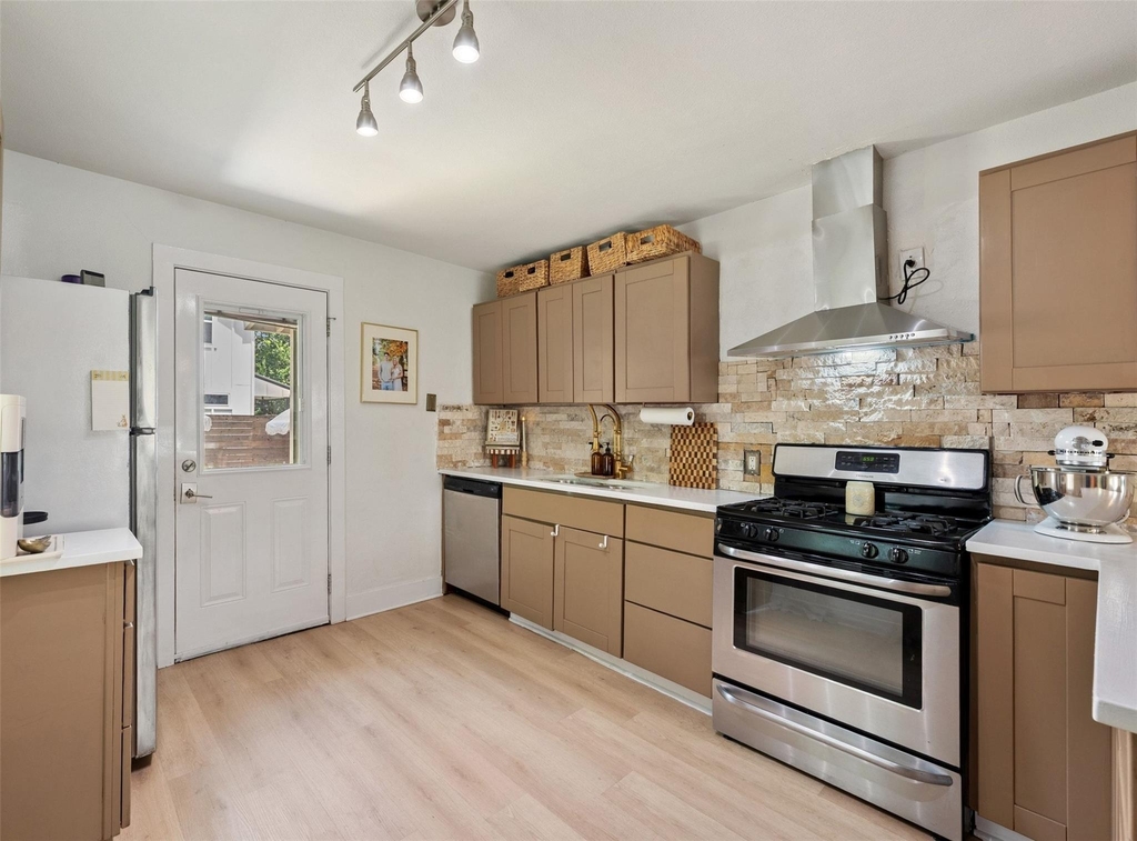 1103 Brass St - Photo 8