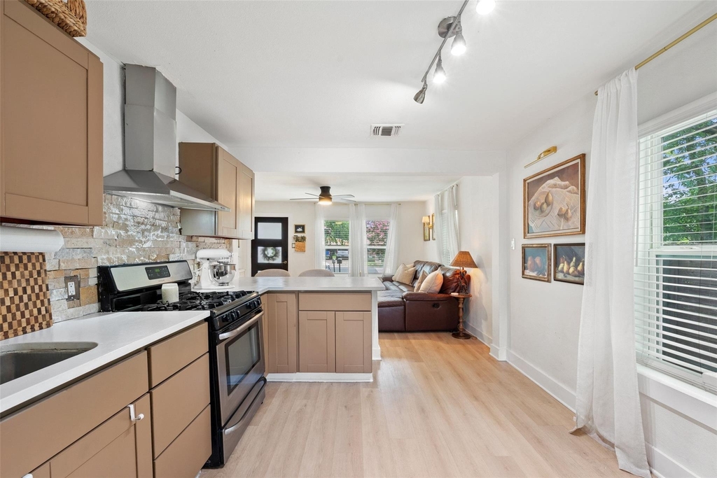 1103 Brass St - Photo 11