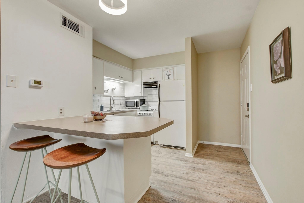 803 W 28th St - Photo 4