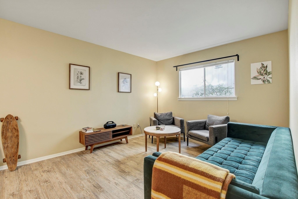 803 W 28th St - Photo 1