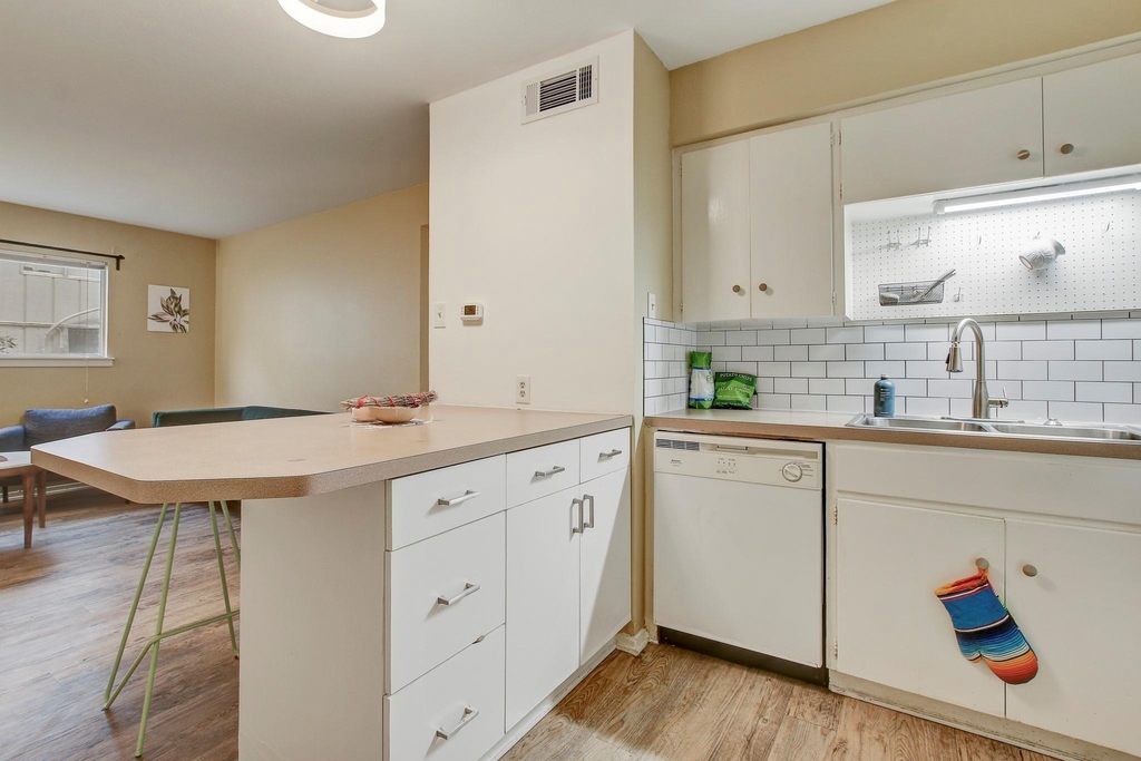 803 W 28th St - Photo 6