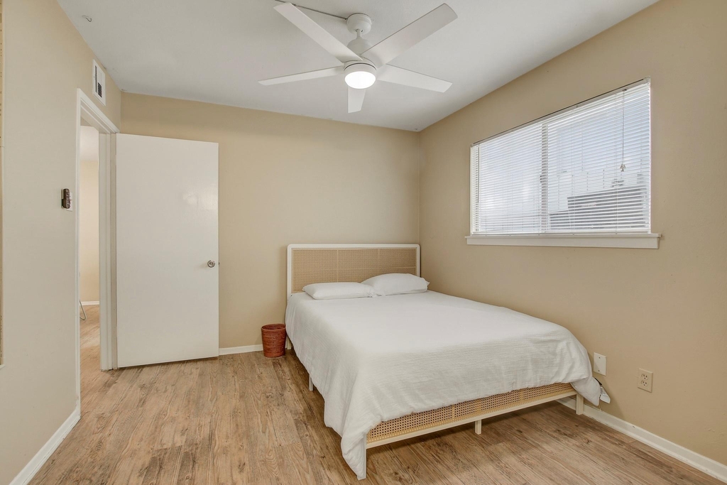 803 W 28th St - Photo 9