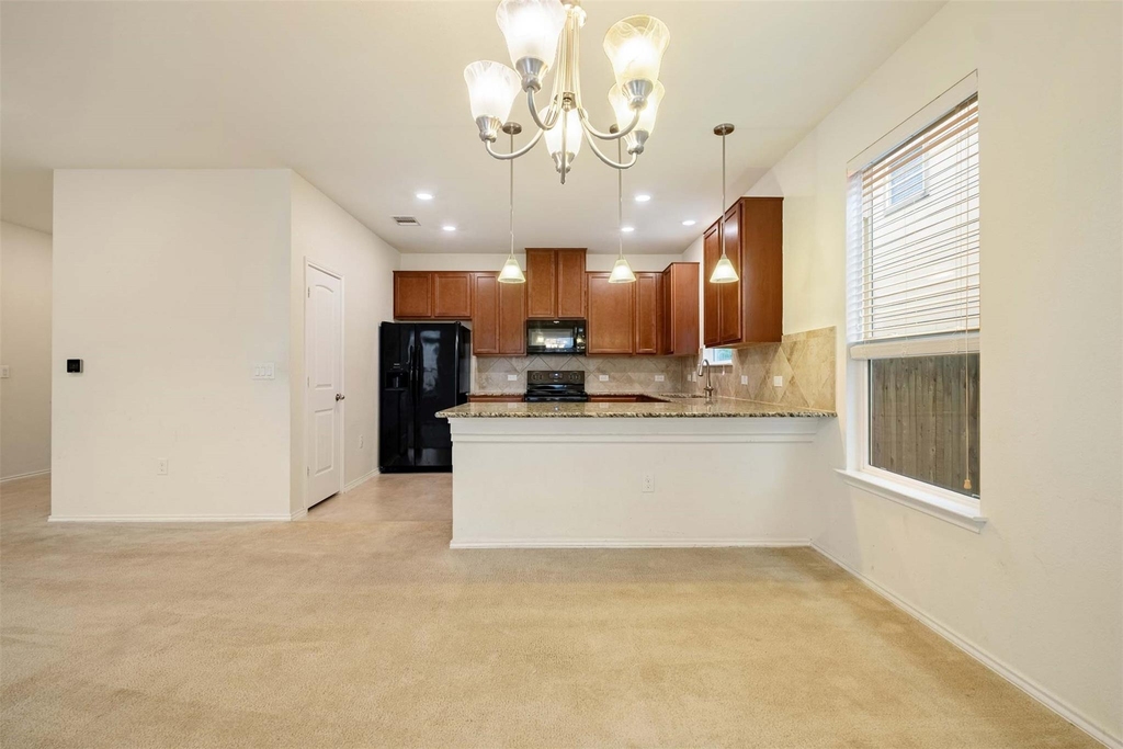 907 Solitude Dr - Photo 8
