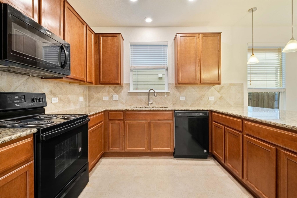 907 Solitude Dr - Photo 9