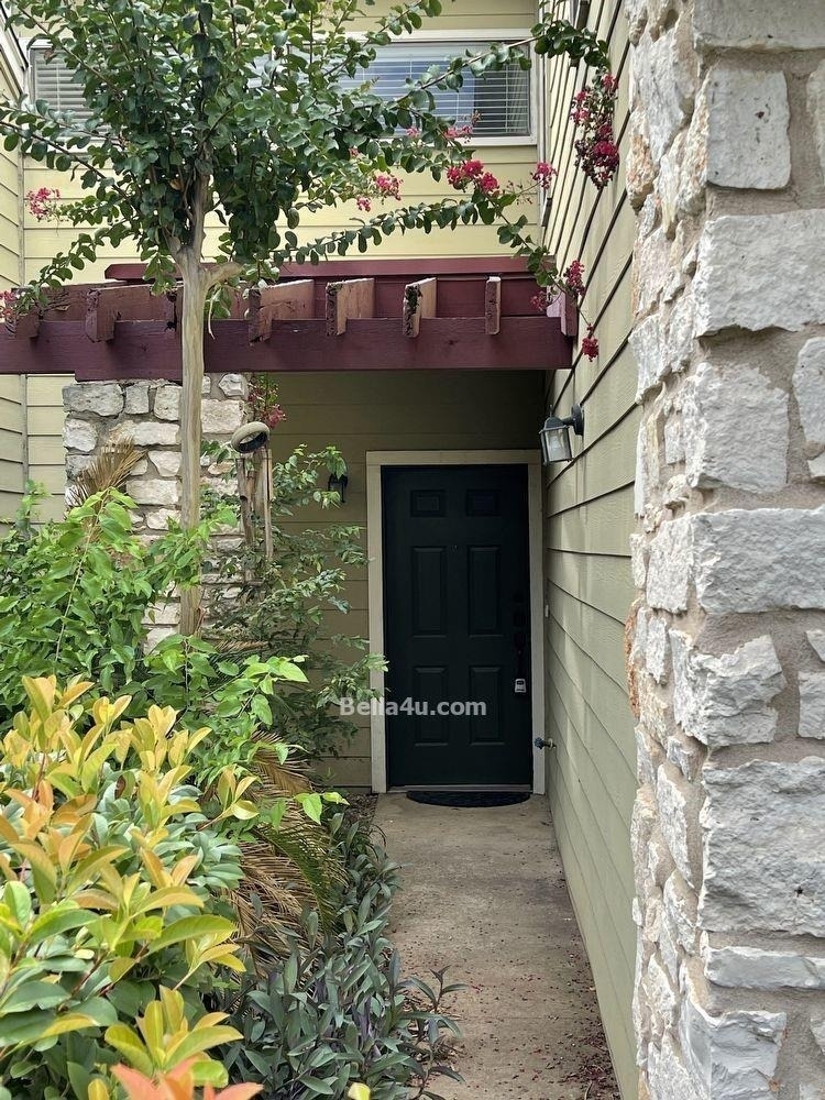512 Eberhart Ln - Photo 1
