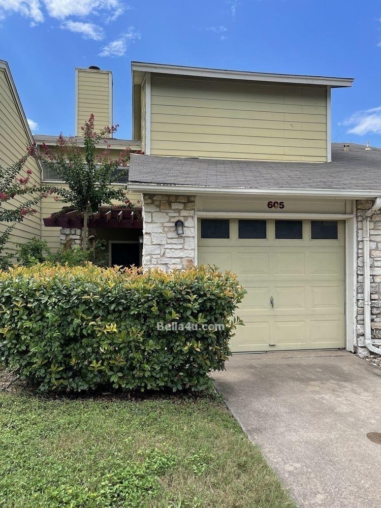 512 Eberhart Ln - Photo 0