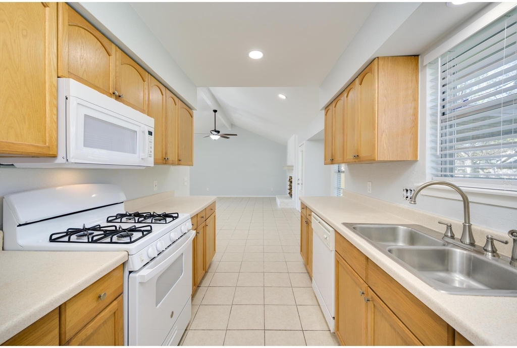 2104 Magazine St - Photo 11