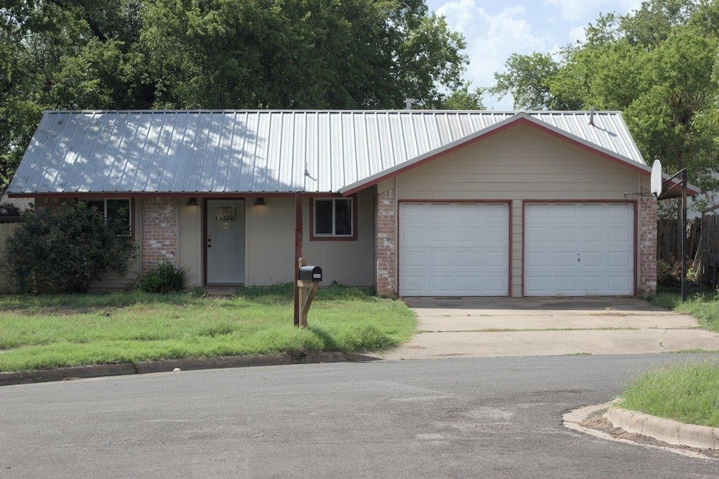 5204 Village Trl - Photo 0