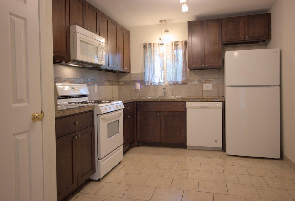 5204 Village Trl - Photo 2