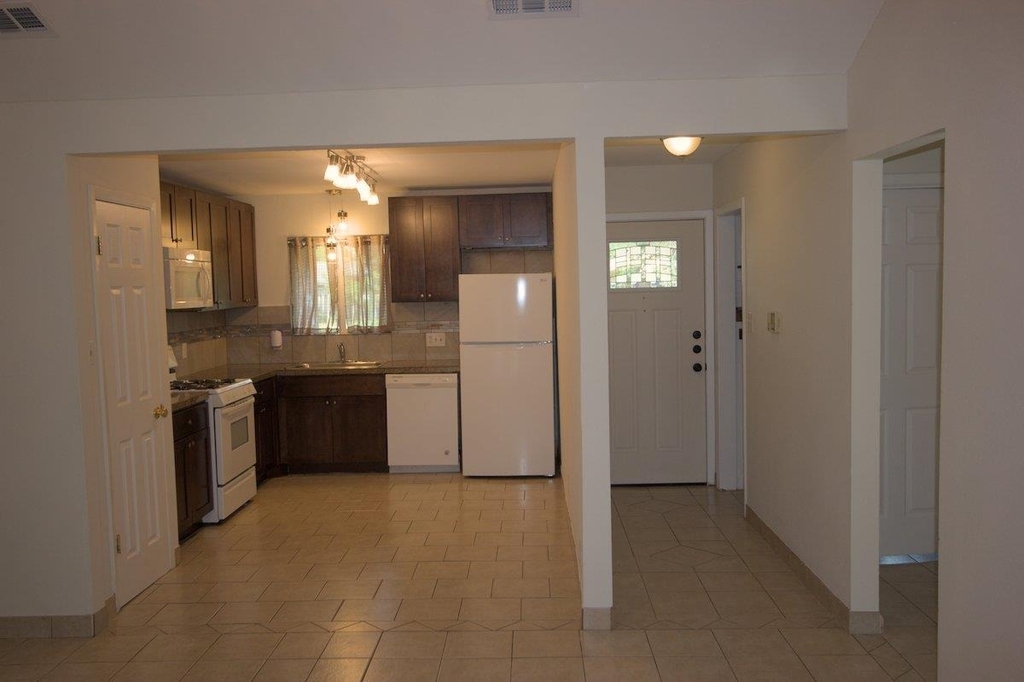 5204 Village Trl - Photo 1