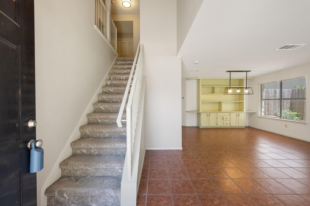 1901 Lobelia Dr - Photo 2