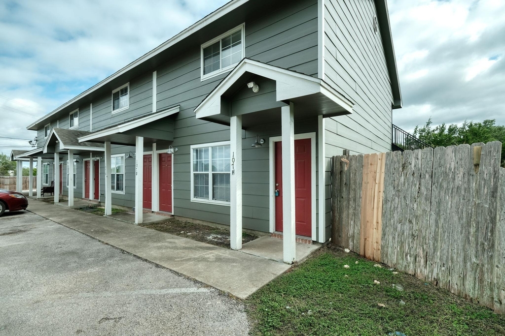 107 Castleberry Ct - Photo 0