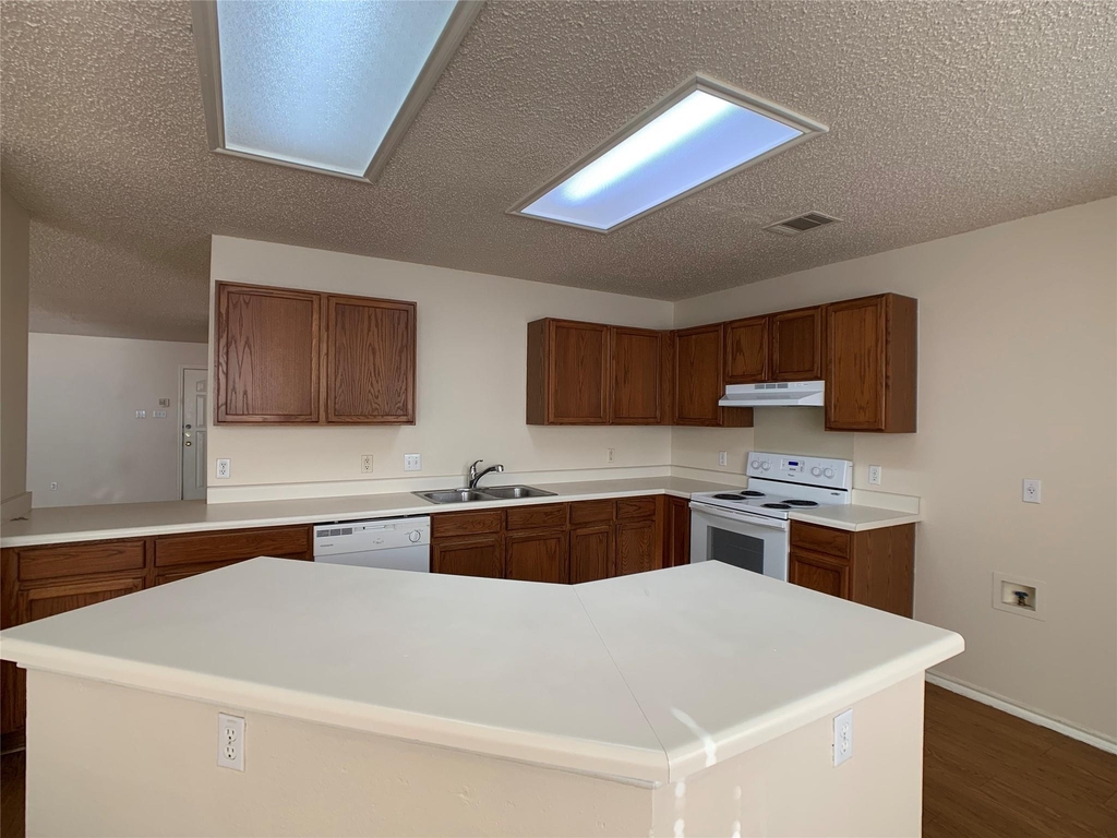 1102 Comfort St - Photo 8