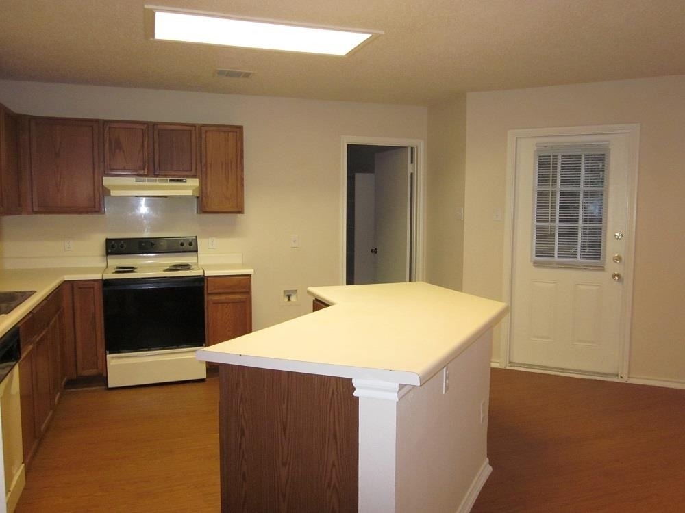 1102 Comfort St - Photo 2