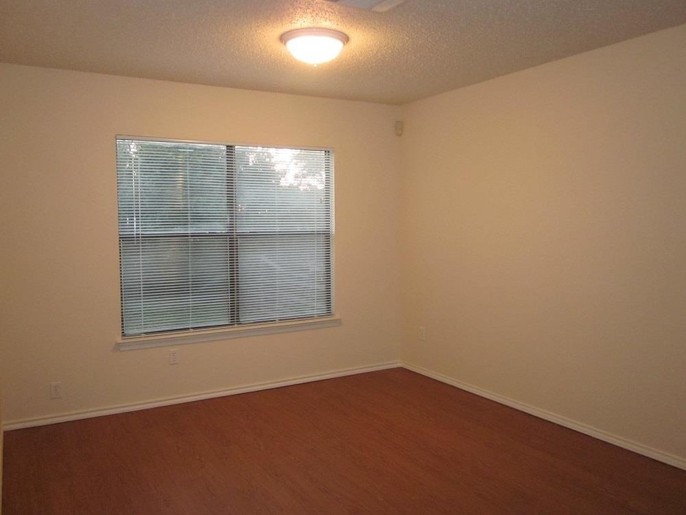 1102 Comfort St - Photo 4