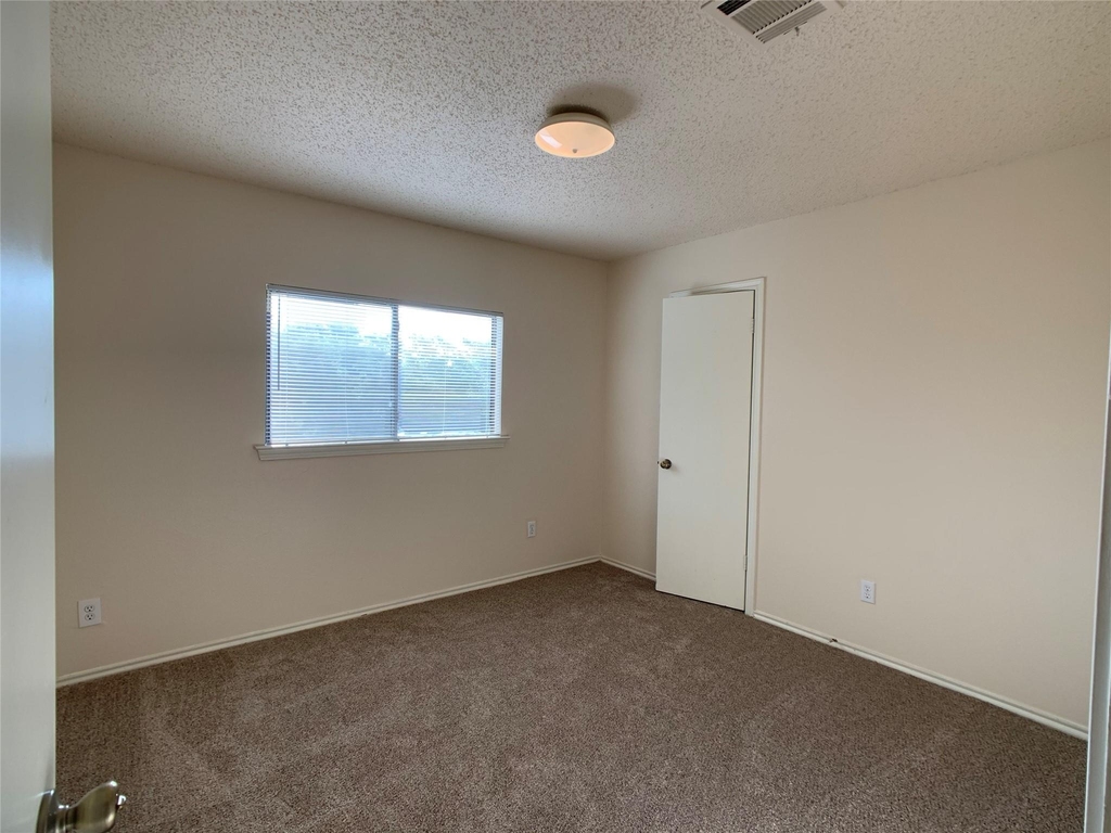 1102 Comfort St - Photo 14