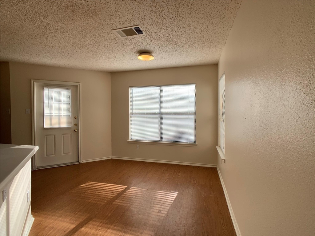 1102 Comfort St - Photo 9