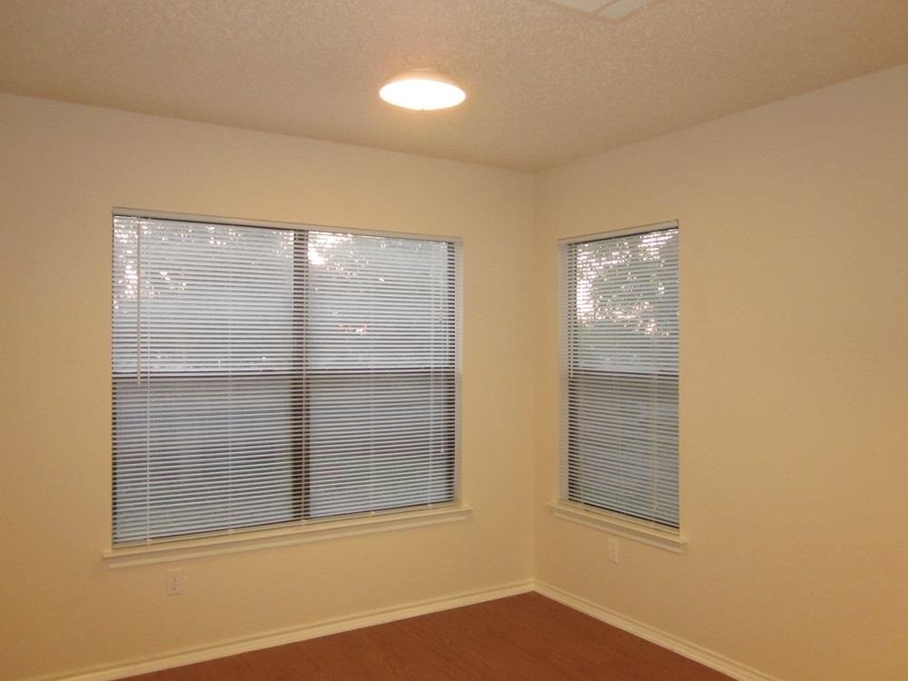 1102 Comfort St - Photo 3