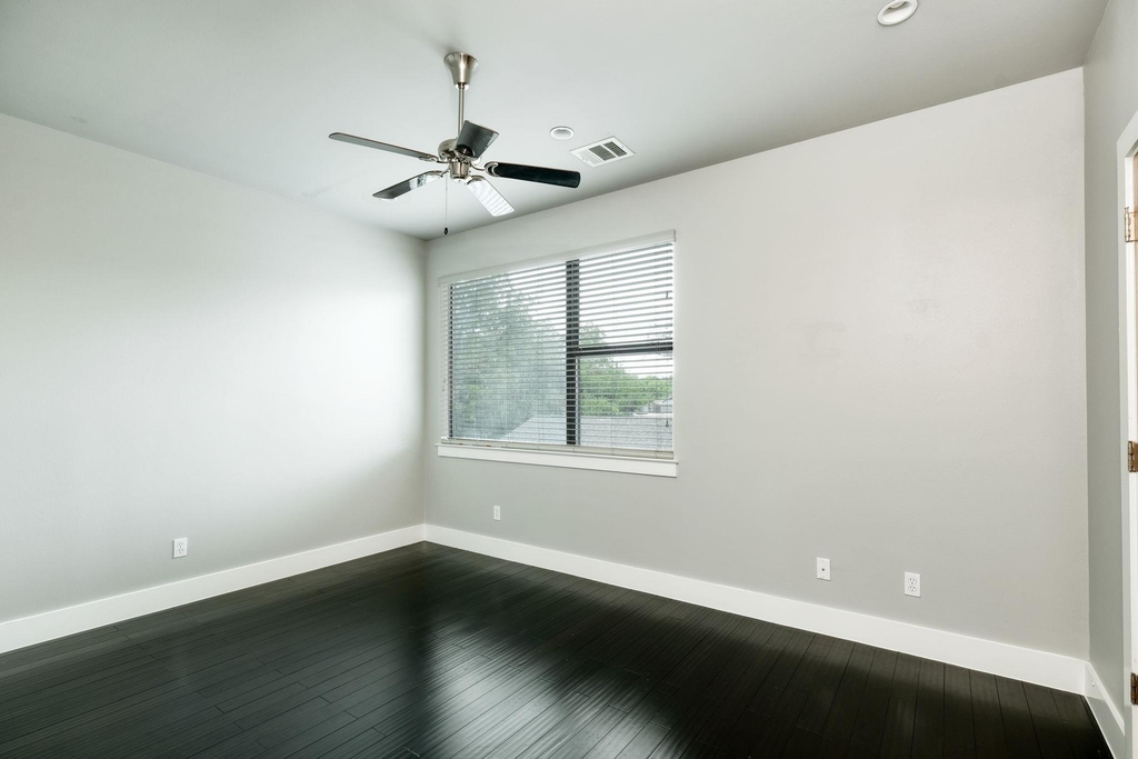 3000 Speedway St - Photo 7