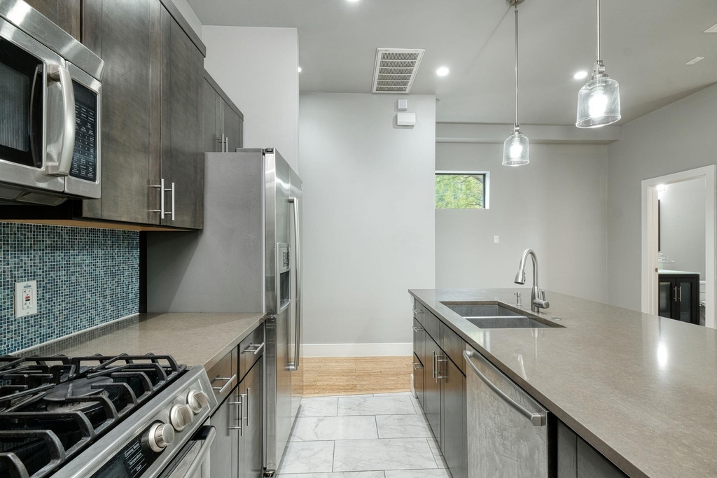 3000 Speedway St - Photo 2