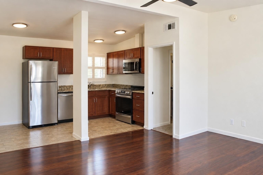 2800 Cole St - Photo 0