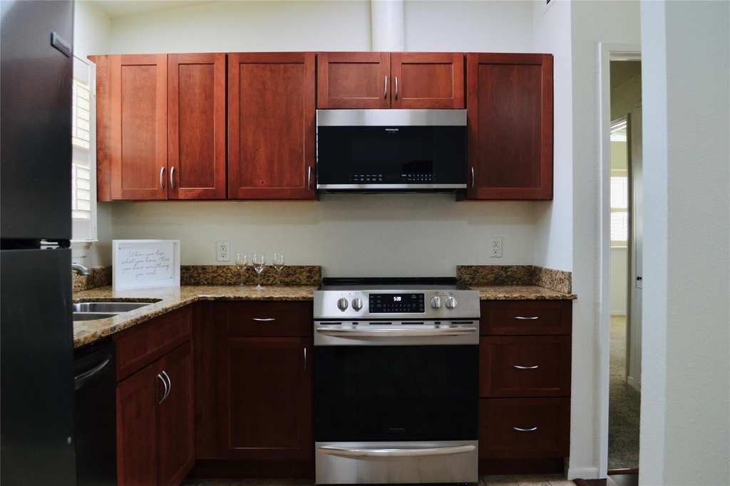 2800 Cole St - Photo 1
