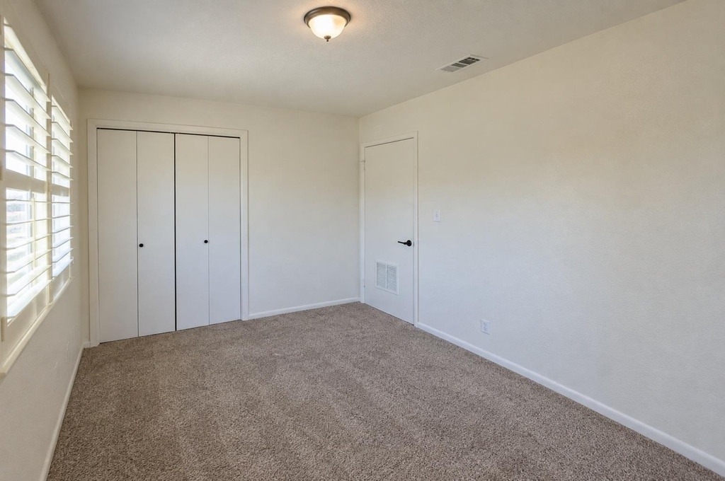 2800 Cole St - Photo 2