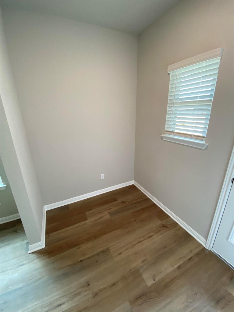 912 Main St - Photo 2