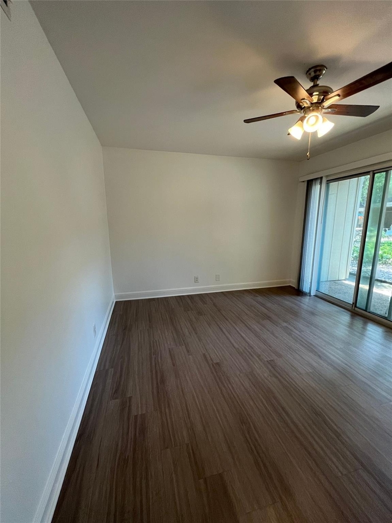 500 E Riverside Dr - Photo 2