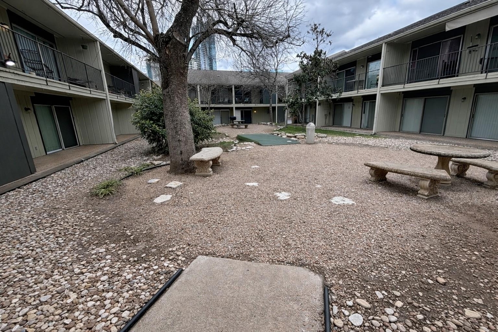 500 E Riverside Dr - Photo 8