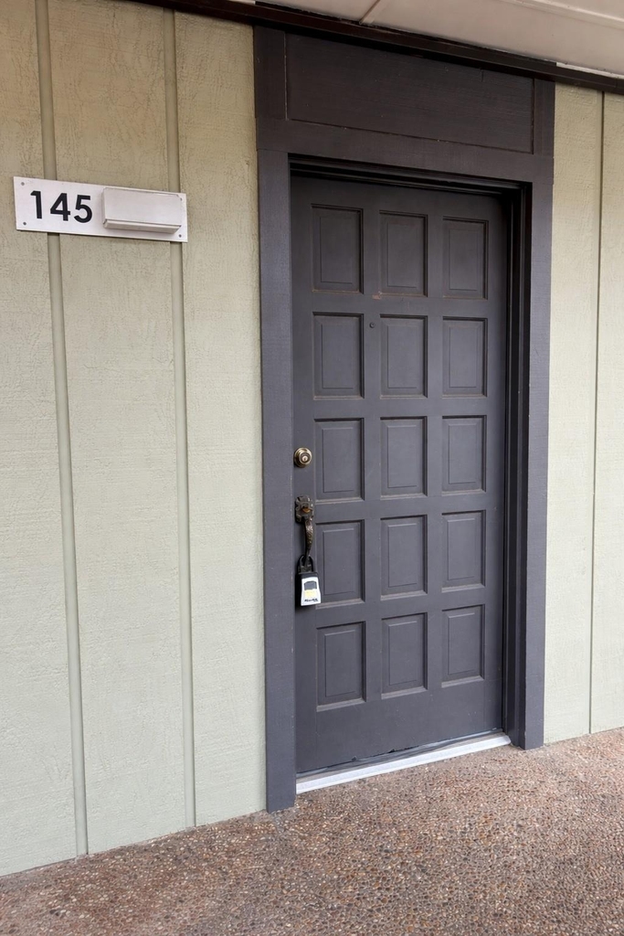 500 E Riverside Dr - Photo 0