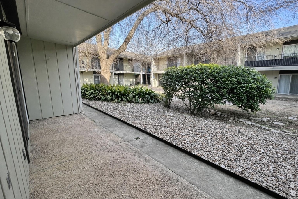 500 E Riverside Dr - Photo 1