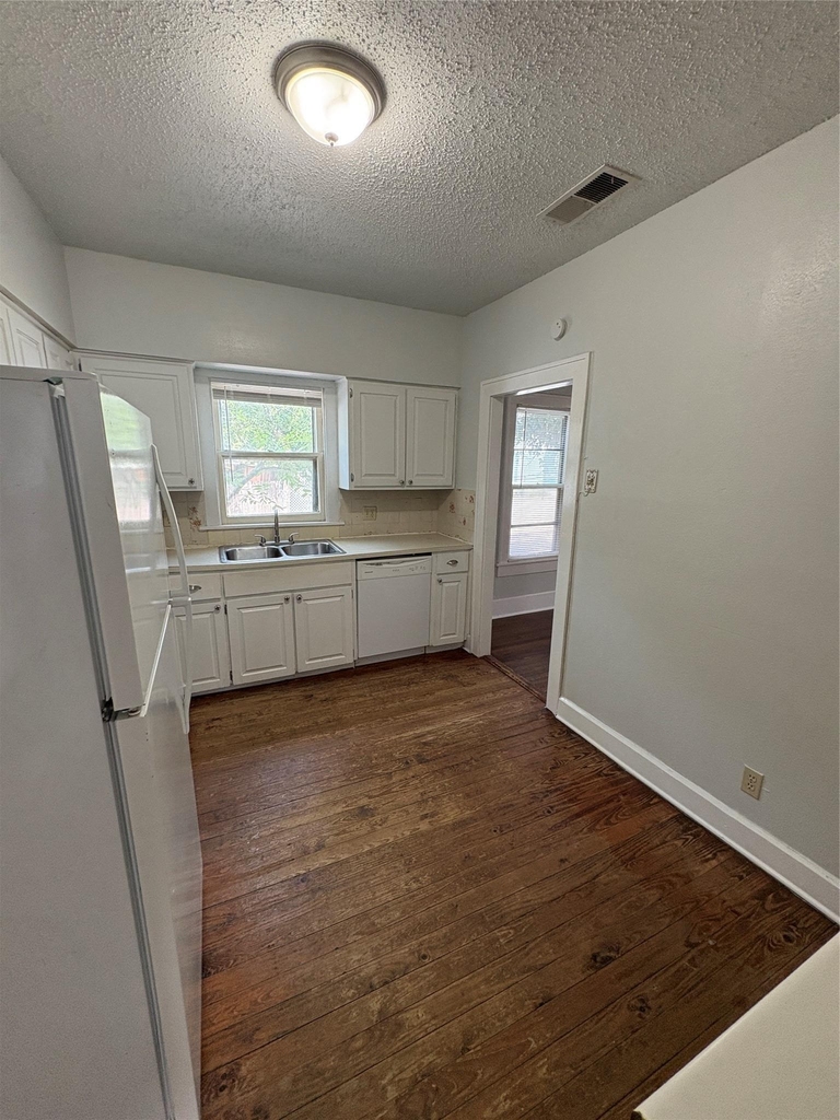 915 W 29th St - Photo 12