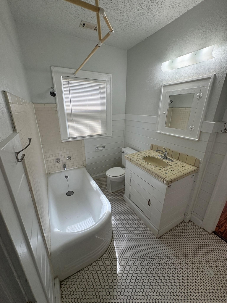 915 W 29th St - Photo 4