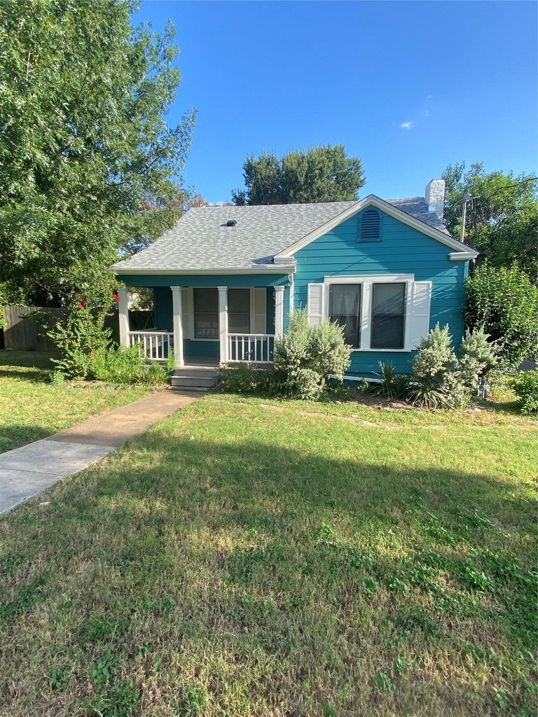 915 W 29th St - Photo 0