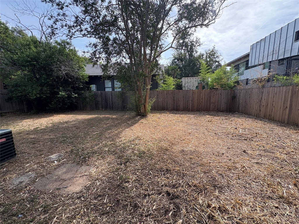 915 W 29th St - Photo 19