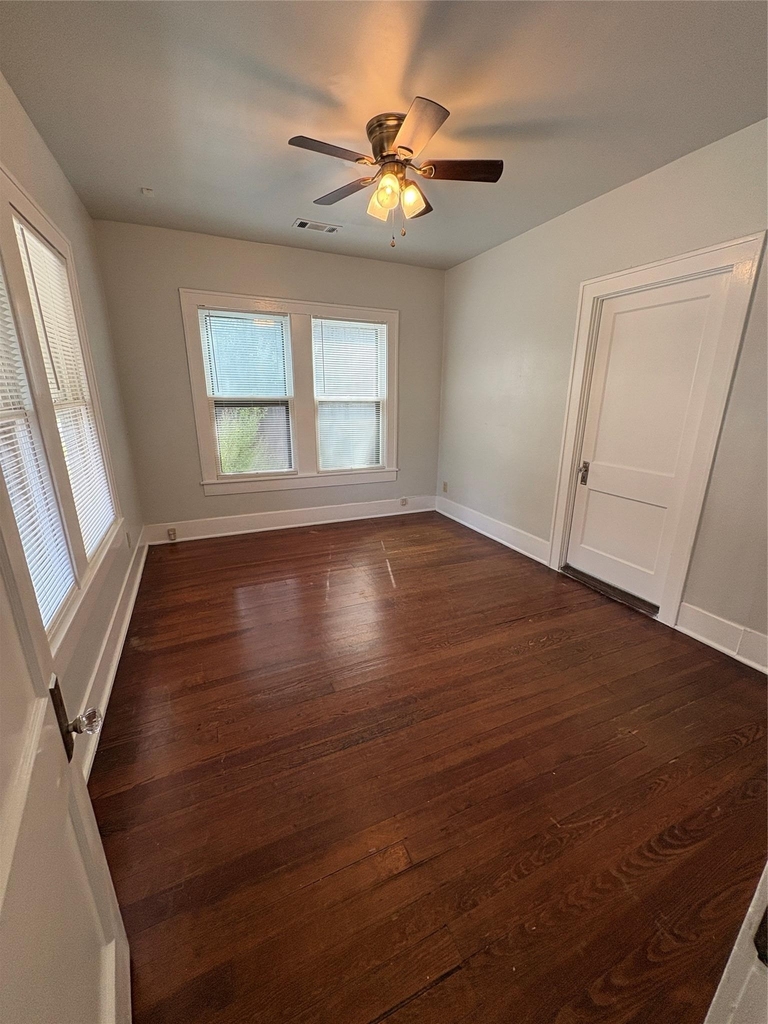 915 W 29th St - Photo 3