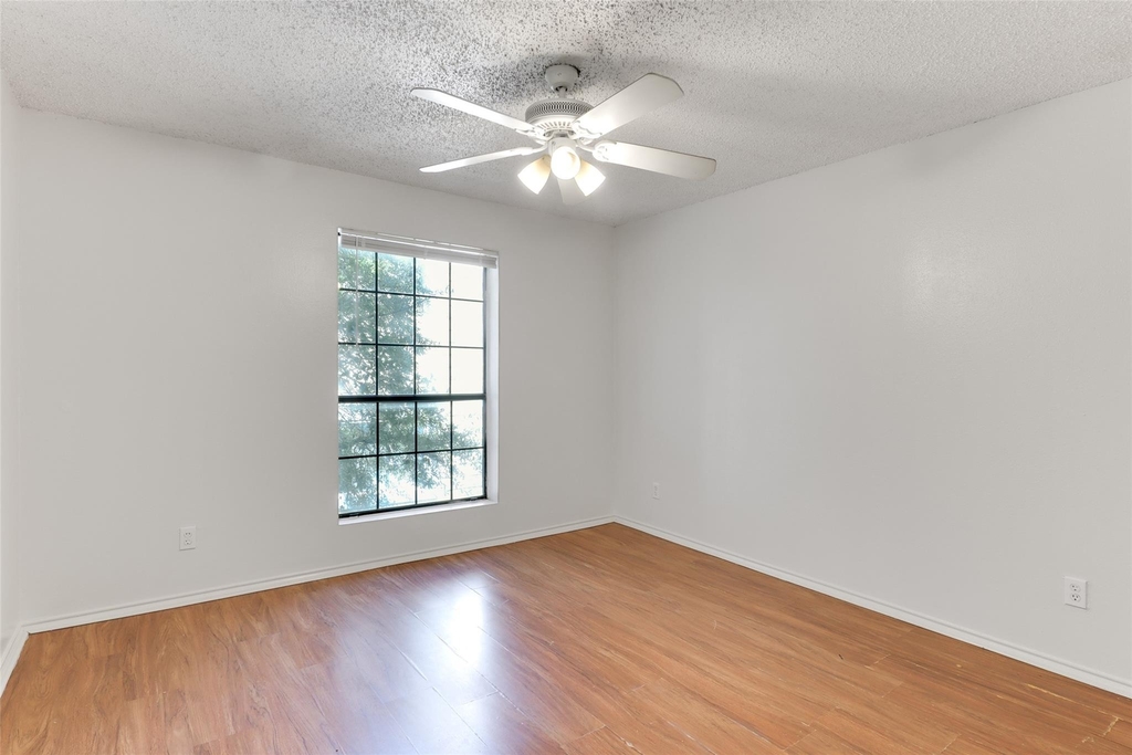 2401 Leon St - Photo 12