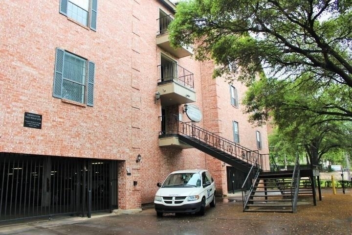 2401 Leon St - Photo 0