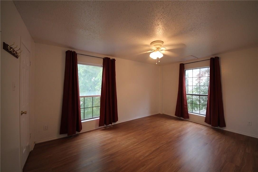 2401 Leon St - Photo 6