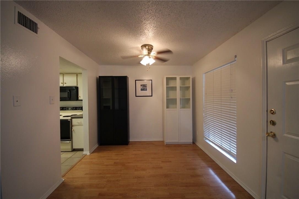 2401 Leon St - Photo 3