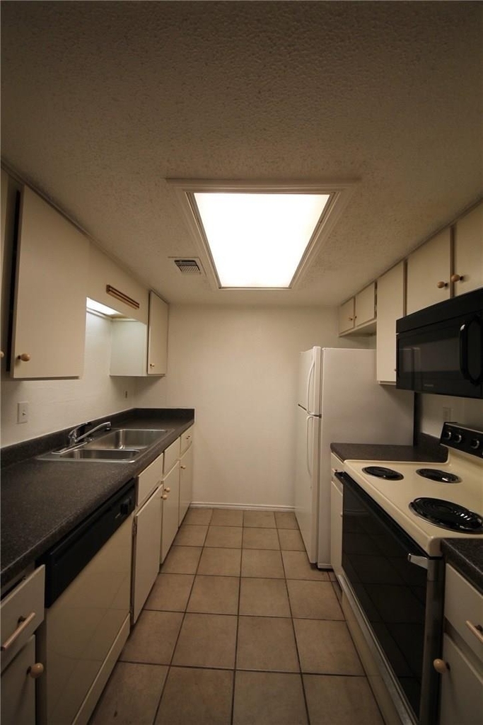2401 Leon St - Photo 4