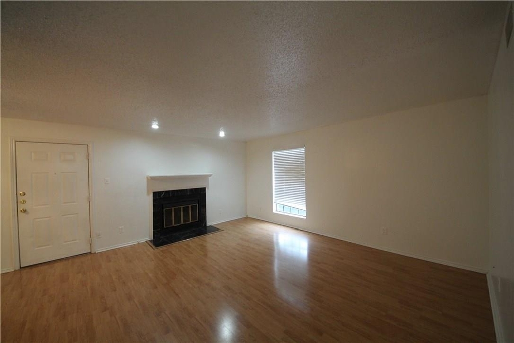 2401 Leon St - Photo 2