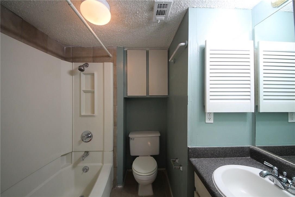 2401 Leon St - Photo 5