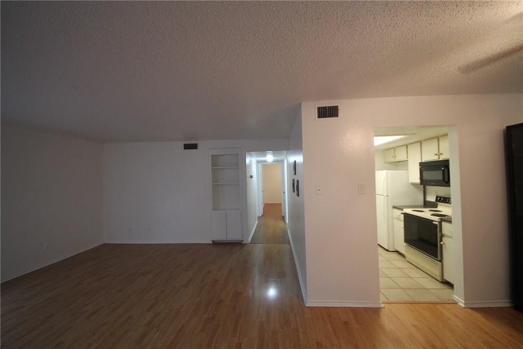 2401 Leon St - Photo 1